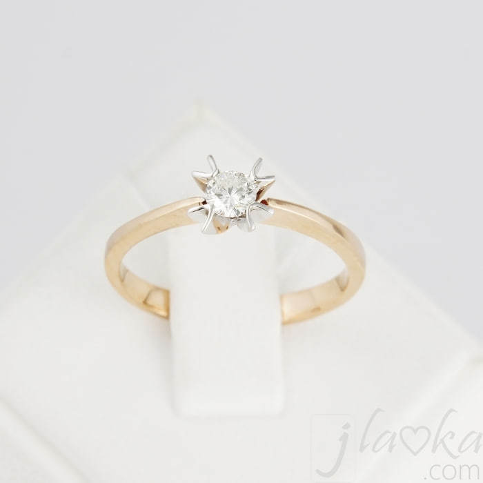 Золотое кольцо с одним бриллиантом Ким