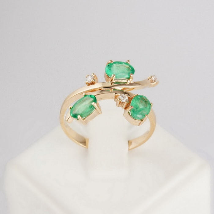 Золотое кольцо с изумрудами и бриллиантами Весна