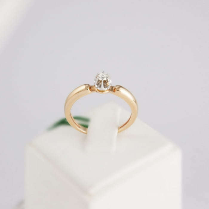 Золотое кольцо с одним бриллиантом Грейс