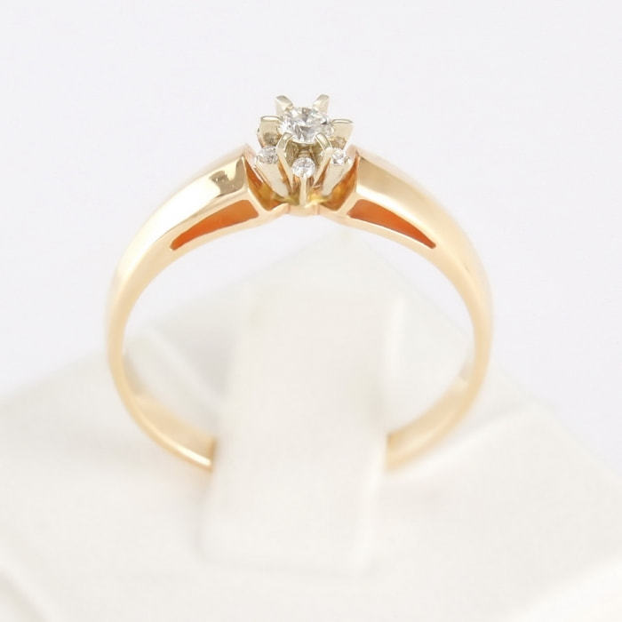 Золотое кольцо с бриллиантом Эстер