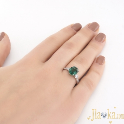 Серебряное кольцо с зеленым кварцем и фианитами Тина