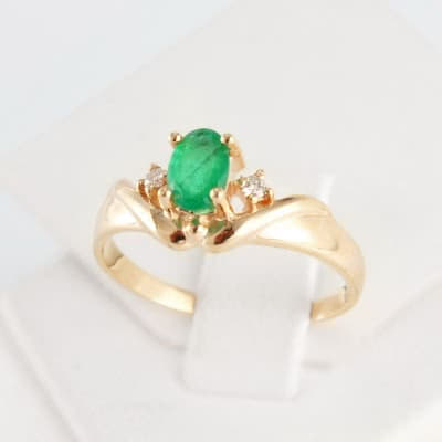 Золотое кольцо с изумрудом и бриллиантами Софи