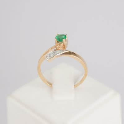 Золотое кольцо с изумрудом и бриллиантами Эйприл