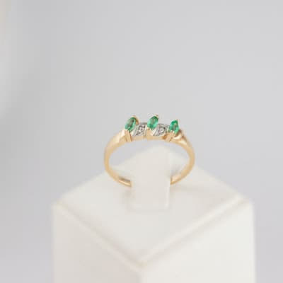 Золотое кольцо с изумрудами и бриллиантами Леди