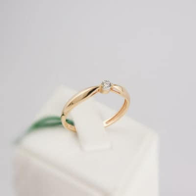 Золотое кольцо с одним бриллиантом Нелли