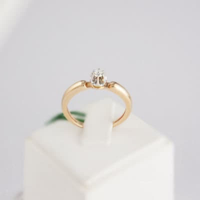 Золотое кольцо с одним бриллиантом Грейс