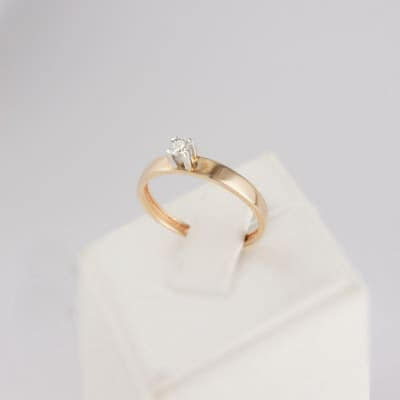 Золотое кольцо с одним бриллиантом Аника