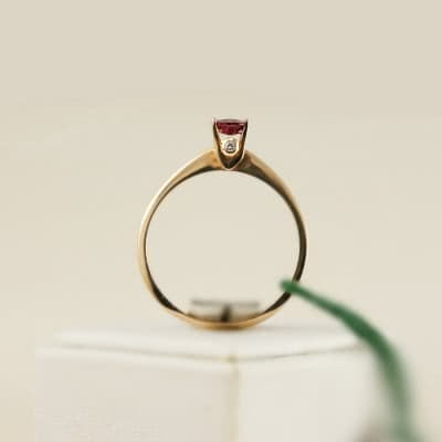 Золотое кольцо с рубином и бриллиантами Ванесса