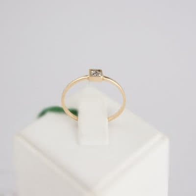 Золотое кольцо из красного золота с бриллиантом Анабель