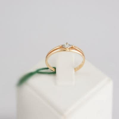 Золотое кольцо с одним бриллиантом Риа