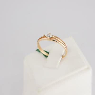 Золотое кольцо с одним бриллиантом Риа