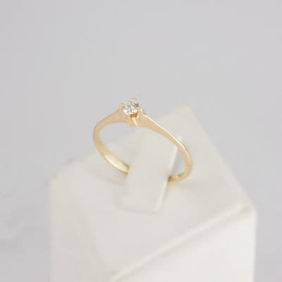 Золотое кольцо с одним бриллиантом Предложение