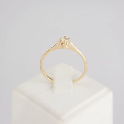 Золотое кольцо с одним бриллиантом Предложение