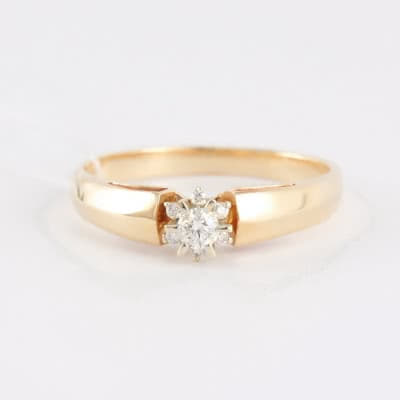 Золотое кольцо с бриллиантом Эстер