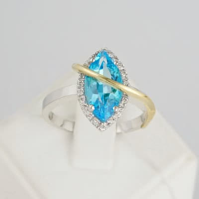 Золотое кольцо с голубым топазом и бриллиантами Примула