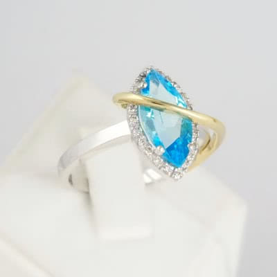 Золотое кольцо с голубым топазом и бриллиантами Примула