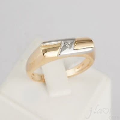 Золотой перстень с одним бриллиантом 5,9г