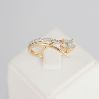 Золотое кольцо с топазом и бриллиантами Зірка
