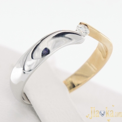 Золотое двухцветное кольцо с бриллиантом Волна