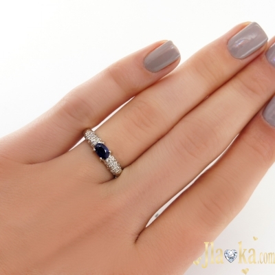 Кольцо из белого золота с синим сапфиром и бриллиантами Эйми