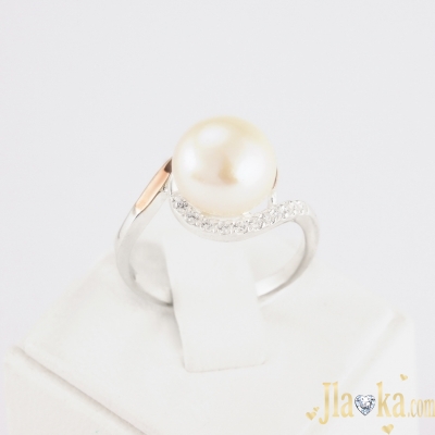 Серебряное кольцо с золотой вставкой жемчугом и фианитами Каре