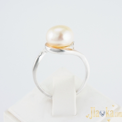Серебряное кольцо с золотой вставкой жемчугом и фианитами Каре