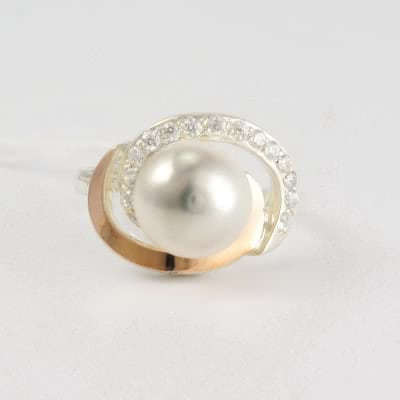 Серебряное кольцо с жемчугом и золотой вставкой Меган