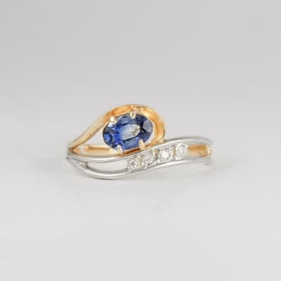 Золотое кольцо с сапфиром и бриллиантами Клер