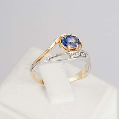 Золотое кольцо с сапфиром и бриллиантами Клер